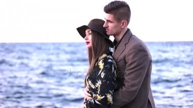 adam bir kız deniz kenarında hugs.