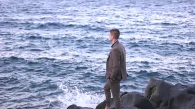 Adam denize yakın bir takım ayakta