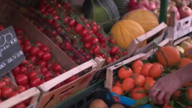 Sebzeler markette kutularda.