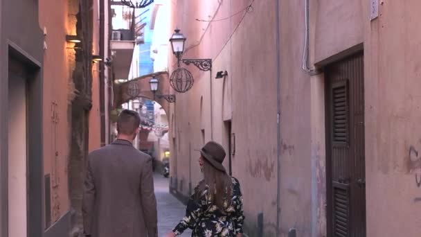 Pareja caminando por las viejas calles — Vídeos de Stock