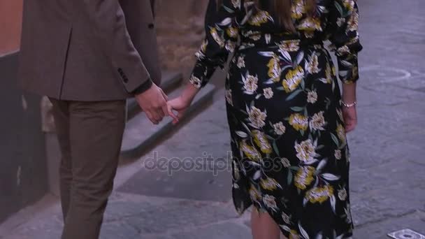 Pareja caminando por las viejas calles — Vídeos de Stock