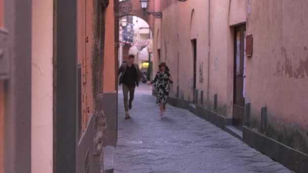 Ζευγάρι τρέχει στους δρόμους παλιά — Αρχείο Βίντεο