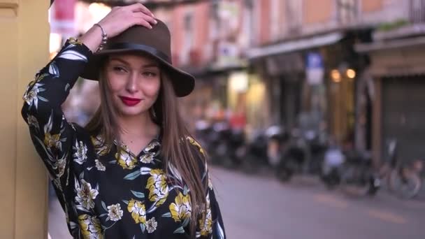 Menina no chapéu na rua — Vídeo de Stock