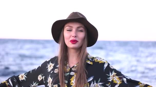 Giovane donna con cappello vicino al mare — Video Stock