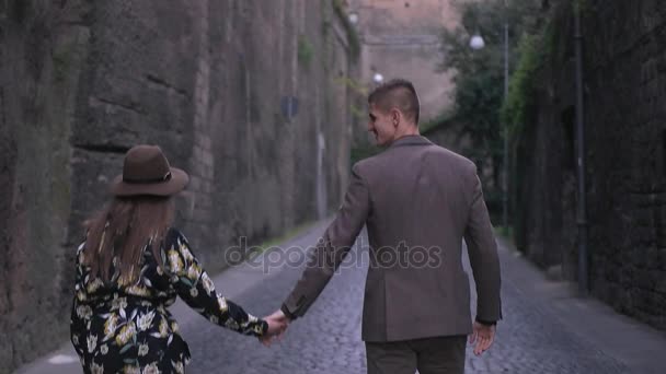 通りの舗装の上を歩いてのカップル — ストック動画