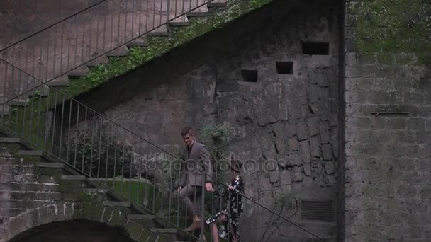 Paar steigt Treppe in Altbau — Stockvideo