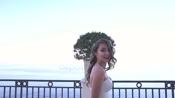 Nevěsta na pozadí moře — Stock video