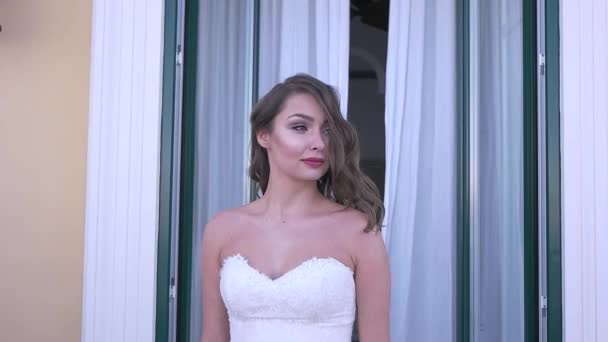 La novia va al balcón — Vídeo de stock