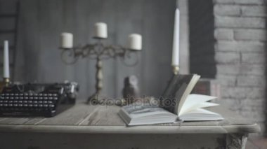 Masanın üzerinde açık bir kitap