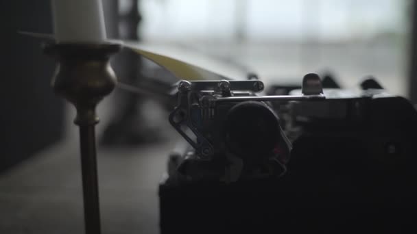 Un homme travaillant avec une vieille machine à écrire gros plan — Video
