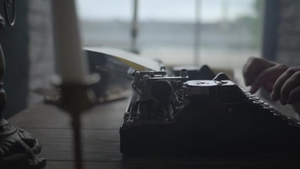 Человек печатает текст на старой пишущей машинке — стоковое видео