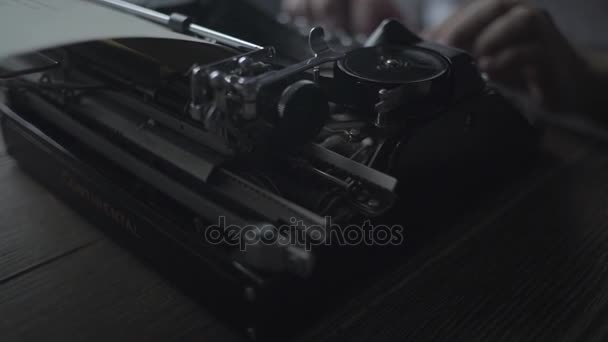 Hombre escribiendo texto en máquina de escribir retro — Vídeo de stock