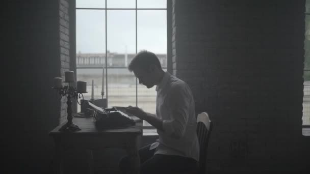 Homem digitando no lado retro máquina de escrever wiew — Vídeo de Stock