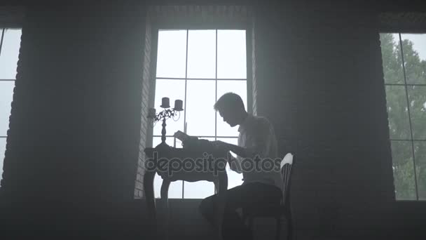 hombre escribiendo en una máquina de escribir en un cuarto oscuro ... hombre escribiendo en una máquina de escribir en un cuarto oscuro ...
