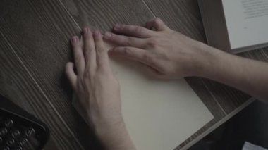 Kağıt Uçak yakın çekim yapan bir adam