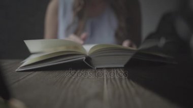 Bir kitap closeup leafing kız