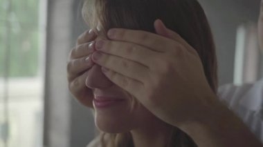 onun kız arkadaşları gözleri yüzünden adam kapatır