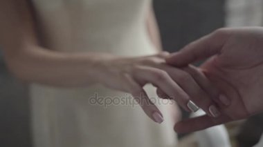 erkek yüzük kız closeup koyar