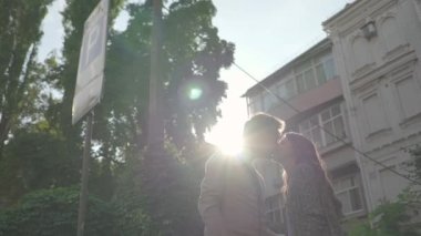 Güneş ışınları şehrin içinde çift öpüşme