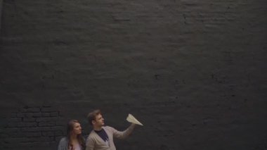 lcouple aunches bir kağıt uçak