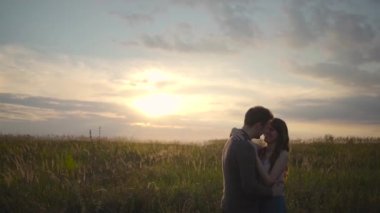 Tarlada kucaklaşan çift.