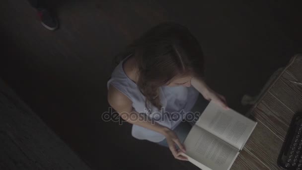 Guy hugging a girl which reads a book — Stock Video