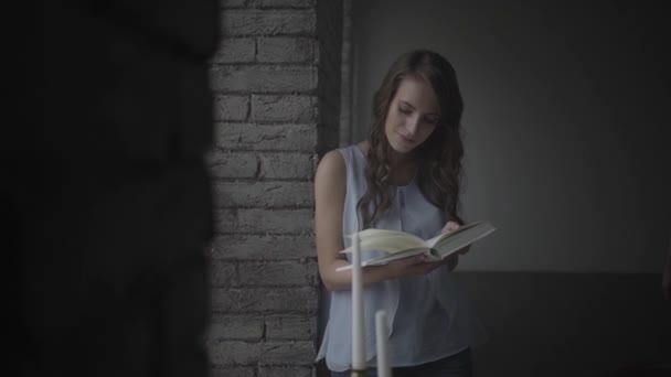 Man embraces girl reading a book — Stock Video