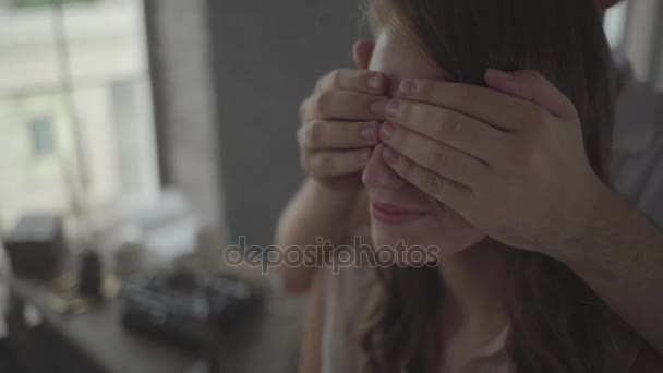 Hombre cierra su es novias ojos para hacer sorpresa — Vídeo de stock