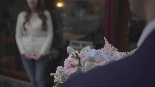 Un homme donne des fleurs à une fille — Video