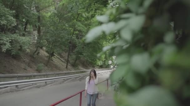 Flicka klättrar upp på gatan — Stockvideo