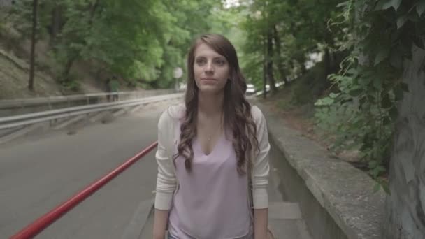 Dívka vyleze na ulici — Stock video