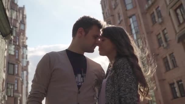 Paar umarmt sich vor Häusern — Stockvideo