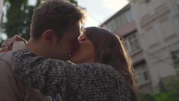 Пара поцелуев в городе — стоковое видео