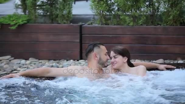 夫妇在按摩浴缸休息 — 图库视频影像