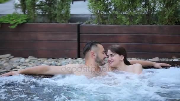 Casal descansando no jacuzzi — Vídeo de Stock