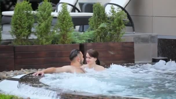 Casal relaxante no jacuzzi — Vídeo de Stock