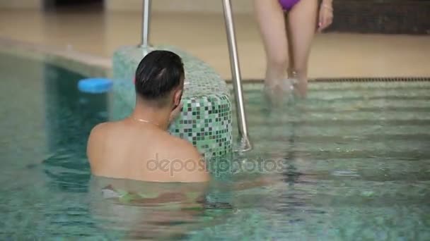 La ragazza scende in piscina dal ragazzo — Video Stock