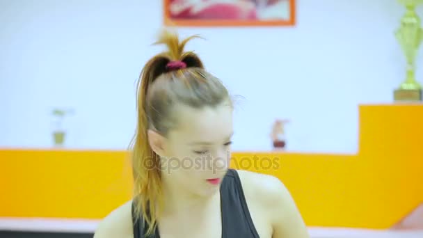 Das Mädchen trainiert, twerk zu tanzen — Stockvideo