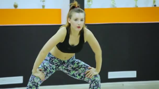 La chica está entrenando para bailar. — Vídeos de Stock