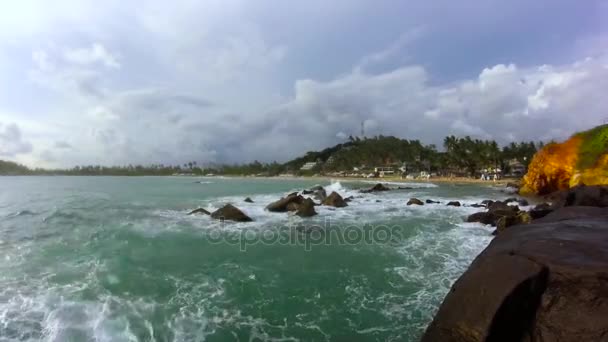 Grandes olas golpean contra las rocas — Vídeo de stock