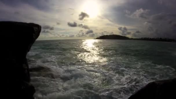 Великі хвилі билися скелями — стокове відео