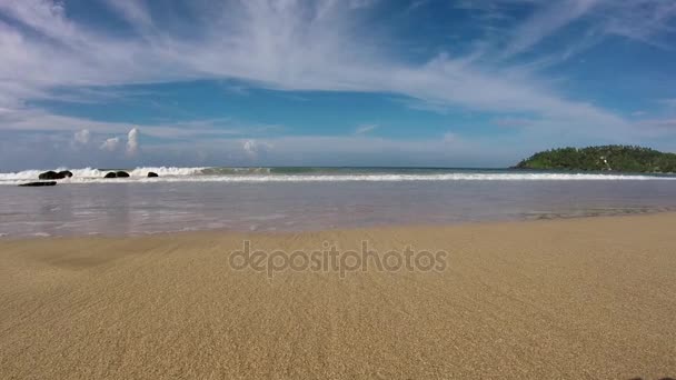 美丽的沙滩和蓝色的海洋 — 图库视频影像