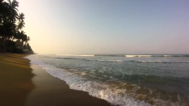 Hermosa playa y océano azul — Vídeo de stock