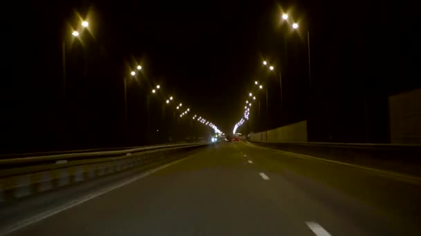 Βόλτες με το αυτοκίνητο στην εθνική οδό τη νύχτα — Αρχείο Βίντεο