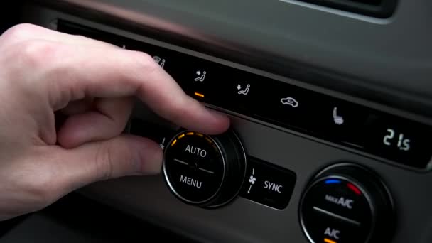 Ο άνθρωπος ρυθμίζει τη θερμοκρασία μέσα στο αυτοκίνητο — Αρχείο Βίντεο