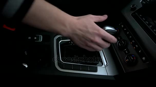 男人把变速箱放入驱动器模式 — 图库视频影像