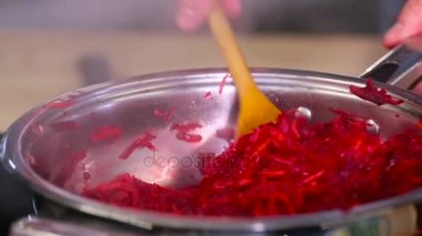 Bir tavada pancar Cook hazırlar