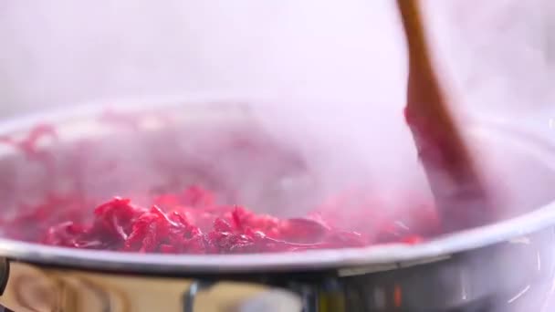 Cuisiner prépare les betteraves dans une poêle — Video