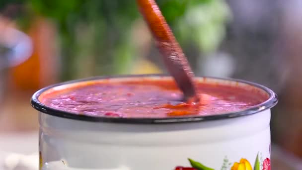 En kock förbereder ukrainska borsch — Stockvideo