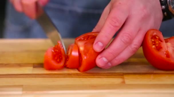 Повар режет помидоры близко. — стоковое видео
